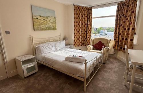 Solihull House | Spacious 4-Bedrooms Solihull Home ideal for Contractors