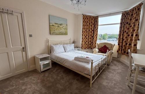 Solihull House | Spacious 4-Bedrooms Solihull Home ideal for Contractors