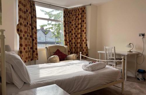 Solihull House | Spacious 4-Bedrooms Solihull Home ideal for Contractors