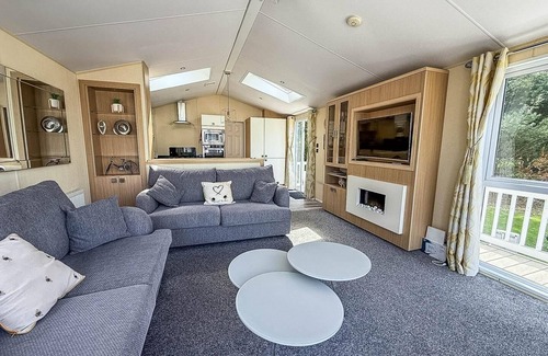 Hopton Cabin | Spacious 4 berth lodge with Wi-Fi & decking at Broadland Sands ref 20055SV
