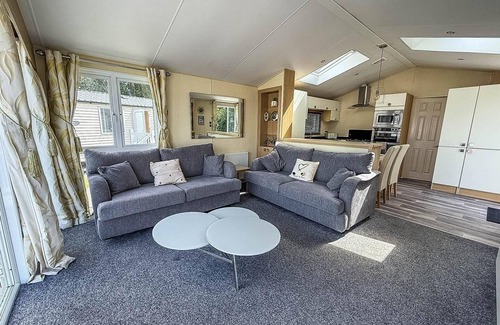 Hopton Cabin | Spacious 4 berth lodge with Wi-Fi & decking at Broadland Sands ref 20055SV