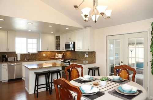 Union City House | Spacious 4-BR 2 Bath home, free WiFi and Netflix; centrally located in Bay Area