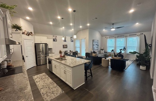Justin House | Spacious 4 BR 3 BA house in lovely Justin with WiFi, AC, Garage, Tesla Charger