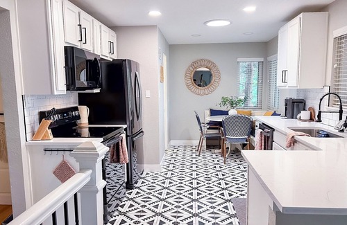 Lakewood House | Spacious 4 BR/3 BA House Huge Backyard Close to Skiing, Red Rocks & Downtown