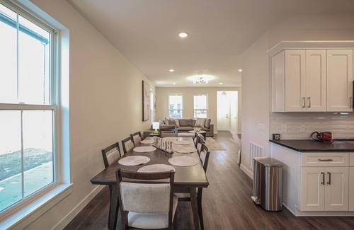 Cleveland House | Spacious 4 BR, 3BA Home Near Case Western, University Circle & Cleveland Clinic