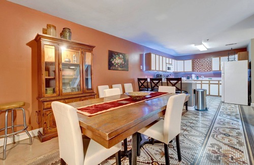 Downtown Memphis Apartment | Spacious 4-BR Apt, Fast WiFi in Downtown Memphis. Walk to Convention Center.