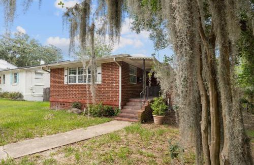 Northside House | Spacious 4-BR Home, 7 miles to TIAA Bank Field