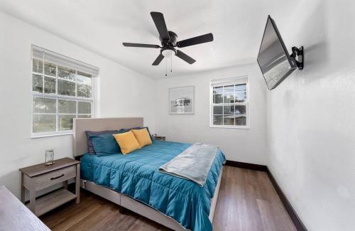 Northside House | Spacious 4-BR Home, 7 miles to TIAA Bank Field
