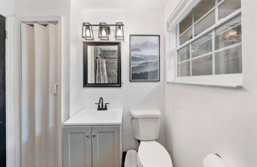 Northside House | Spacious 4-BR Home, 7 miles to TIAA Bank Field