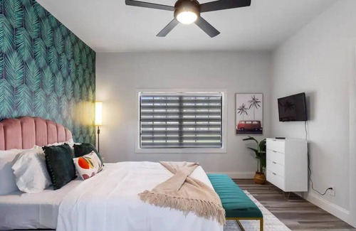 South Seminole Heights Apartment | Spacious 4 Br Near FL Aquarium