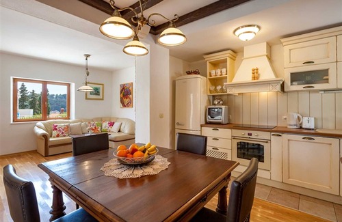 Sumartin Villa | Spacious 4-BR Villa for 8, close to beaches, with private pool