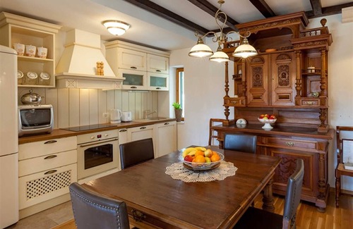 Sumartin Villa | Spacious 4-BR Villa for 8, close to beaches, with private pool