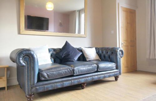 Huddersfield House | Spacious 4 Double Bedroom House in Huddersfield with parking