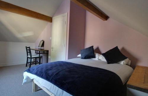 Huddersfield House | Spacious 4 Double Bedroom House in Huddersfield with parking