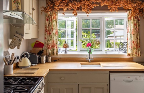Beckley Cottage | Spacious 4 Star Period Cottage, log fire, large garden, countryside, near Rye