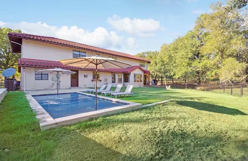 Bartonville Other | Spacious 40-Acre Ranch w/Animals, Hot Tub & Games