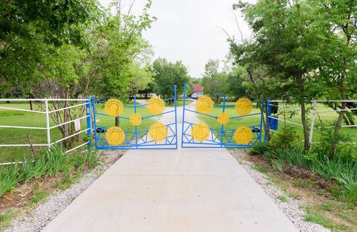 Bartonville Other | Spacious 40-Acre Ranch w/Animals, Hot Tub & Games