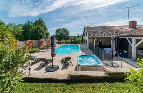 Trentels Cottage | Spacious 410m² 3-star cottage: private heated pool, spa, canoes and paddl