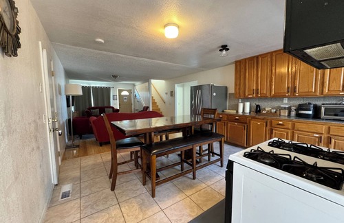 Seaside House | Spacious 4B2B Home + 2 FREE Aquarium Tickets Perfect Getaway in Monterey