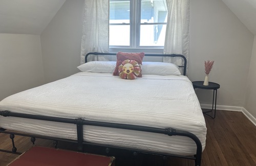 DeKalb House | Spacious 4BD 3BA, Mins to NIU. Business & Corporate Travel, Pet Friendly!