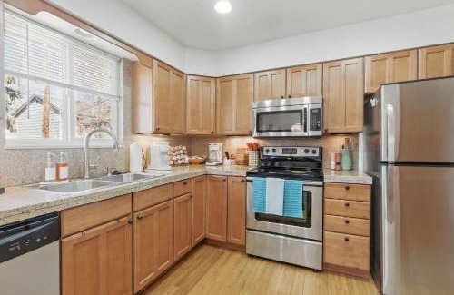 Scenic Heights House | Spacious 4BD - Backyard BBQ, Fire Pit & Mini Golf