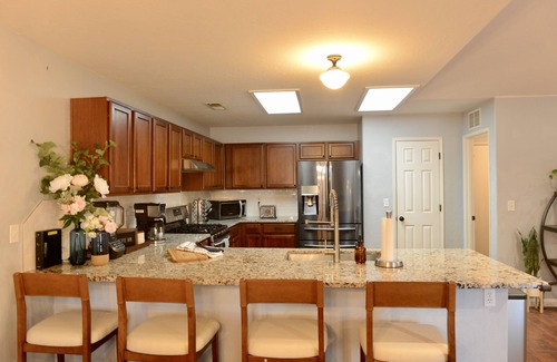 Visalia House | Spacious 4BD Home w EV charger near Sequoia Ntl Pk