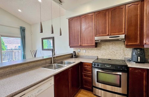 Churchill Meadows House | Spacious 4BD Oasis with Sauna