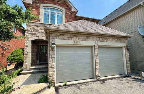 Churchill Meadows House | Spacious 4BD Oasis with Sauna