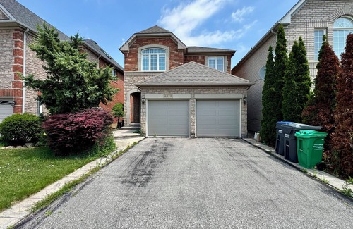 Churchill Meadows House | Spacious 4BD Oasis with Sauna
