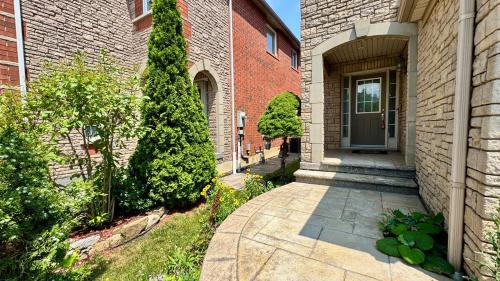 Churchill Meadows House | Spacious 4BD Oasis with Sauna