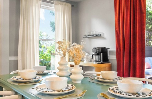 Durham House | Spacious 4BD - Sleeps 10 - Movie Night & BBQ