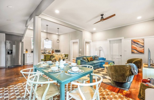 Durham House | Spacious 4BD - Sleeps 10 - Movie Night & BBQ