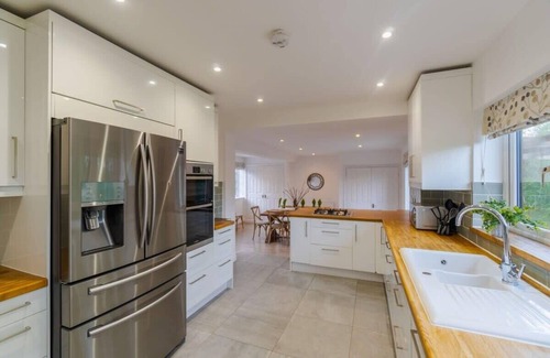 Windsor House | Spacious 4Bed Home: Elegant, Garden & Parking