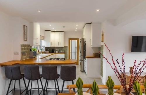 Windsor House | Spacious 4Bed Home: Elegant, Garden & Parking