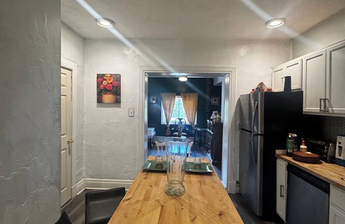South Hills House | Spacious 4Bed Home Ideal for Groups, Families, & Creatives Minutes from Downtown
