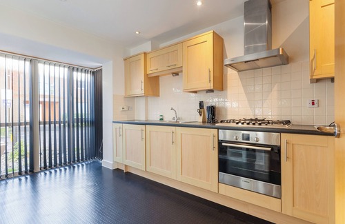 Redhill House | Spacious 4Bed House Redhill Train Station