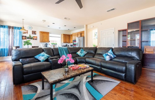 Antioch House | Spacious 4BR/3BA Retreat w/Jacuzzi, Backyard Oasis