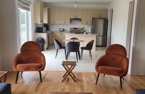 Wasaga Beach House | Spacious 4BR 7 mins from beach – perfect for family living, game room & parking