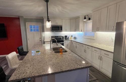 College Park House | Spacious 4BR by Airport & Shops!