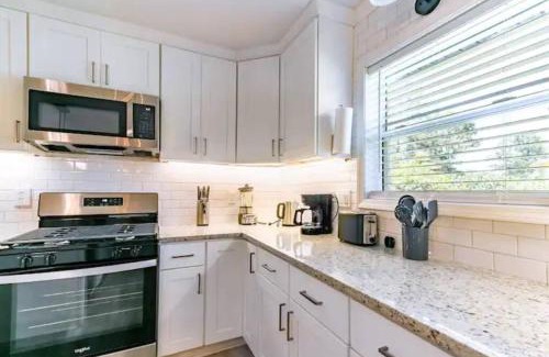 College Park House | Spacious 4BR by Airport & Shops!