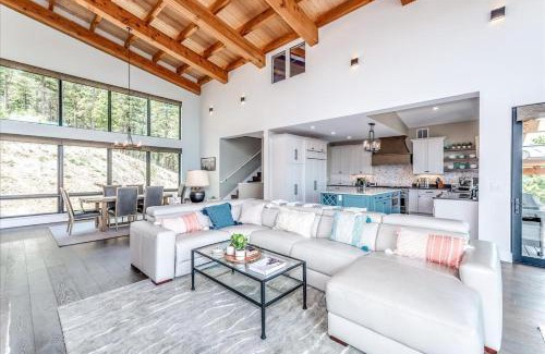 Bailey House | Spacious 4br Cabin W Deck & Hot Tub