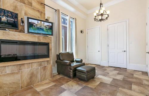 Faubourg Lafayette Apartment | Spacious 4BR Condo on Carondelet Near All Hot Spo