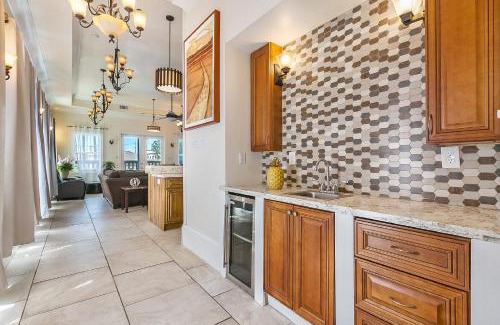 Faubourg Lafayette Apartment | Spacious 4BR Condo on Carondelet Near All Hot Spo