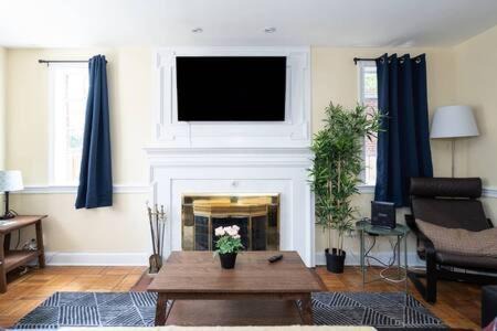 Northeast Alexandria House | Spacious 4BR CozySuites in Old Town Alexandria