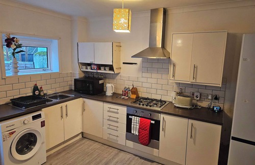 Hanham House | Spacious 4BR Family-Friendly Home in Redfield
