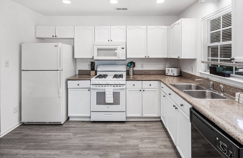 Charlotte House | ★Spacious 4BR Family Getaway | 3mi to Carowinds★