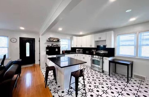 Skokie House | Spacious 4BR Family Retreat | Near Malls, Dining & Downtown | Sleeps 12+