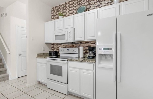 Bellavida House | Spacious 4BR Family Townhouse—Private Pool & BBQ