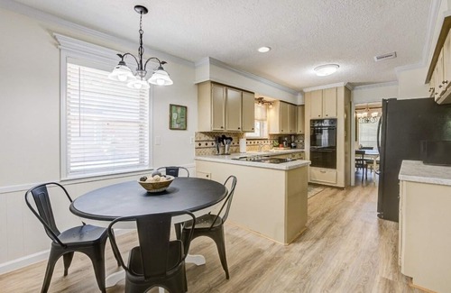 Shenandoah House | Spacious 4BR for Groups - 3 min to Woodlands Mall, Concerts & More!