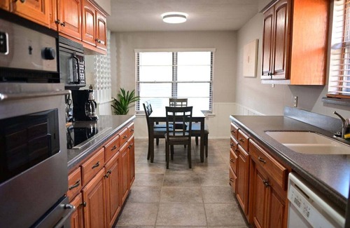 Universal City House | Spacious 4BR Furnished Extended Stay near Randolph AFB Fast Wi-Fi W/D SA